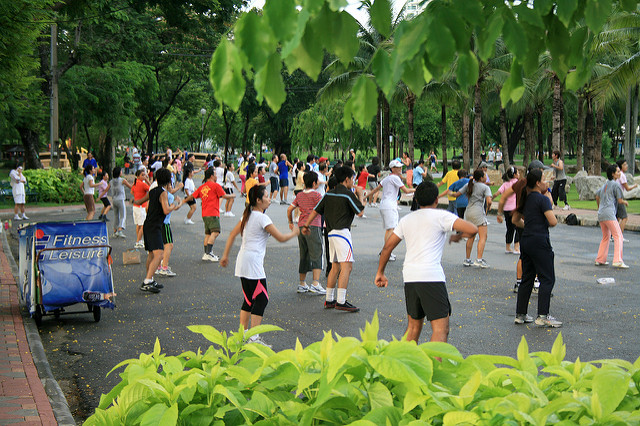 Tidak hanya rekreasi, taman ini sering dijadikan tempat untuk berolahraga (packthailand.com)