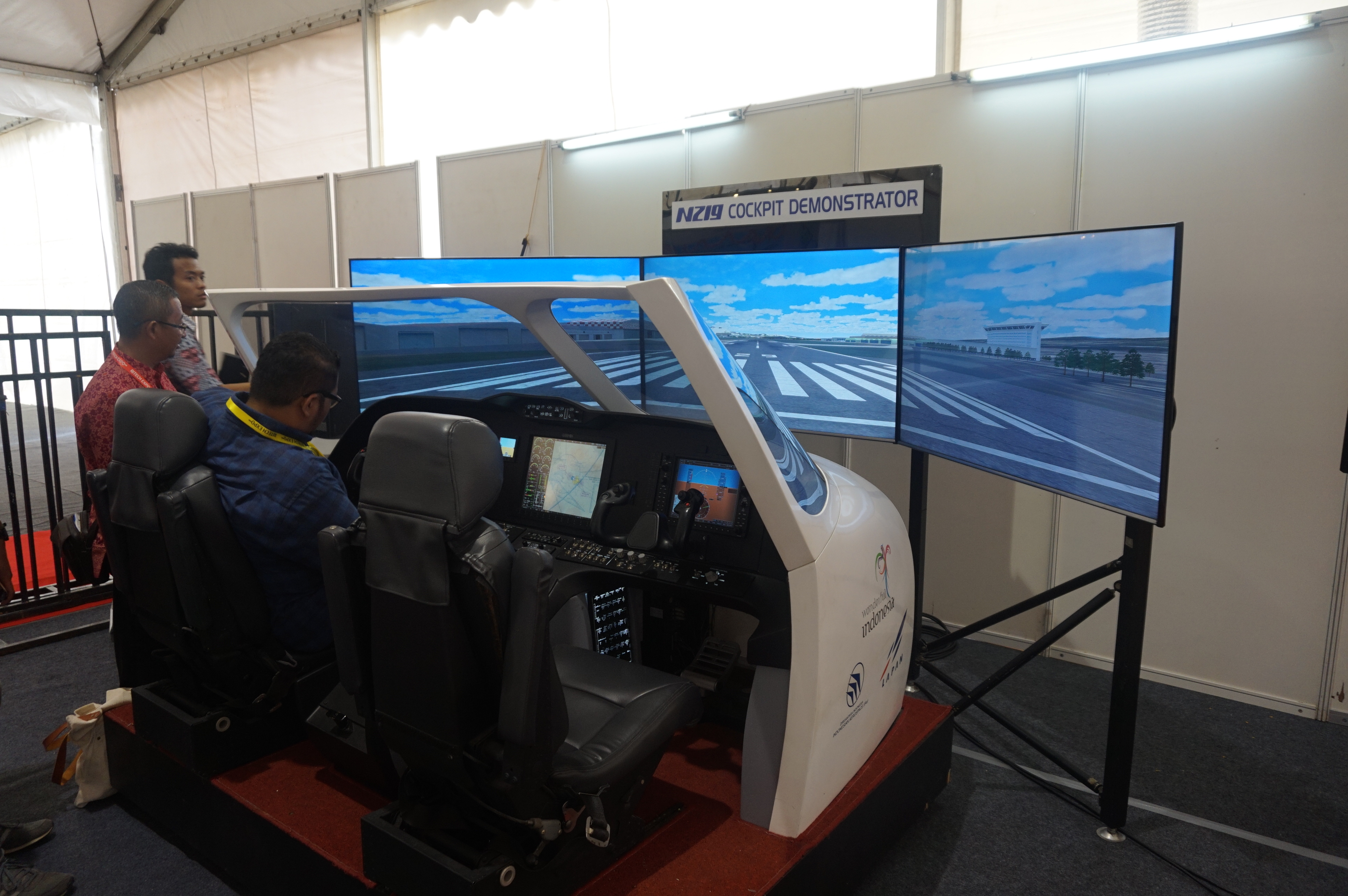 N219 Cockpit Demonstrator yang dipajang di Ritech Expo 2017. Setiap orang bisa mencobanya 