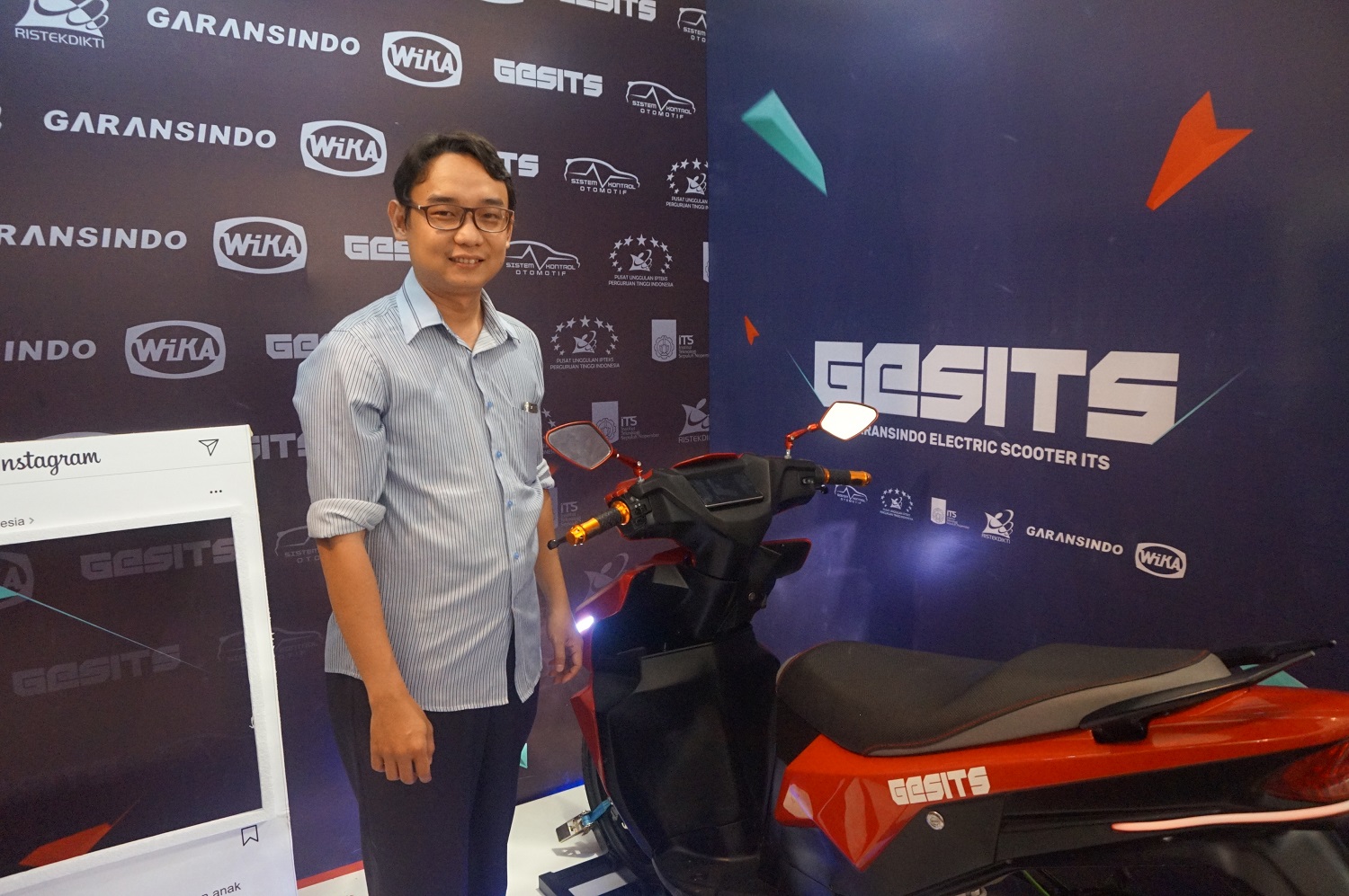 Alief Wikarta bersama GESITS yang dipamerkan di Ritech Expo 2017, Makassar