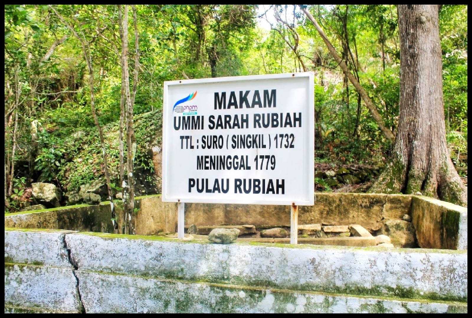 Makam Siti Rubiah yang berada di tengah pulau (pulauwehaceh.com) 