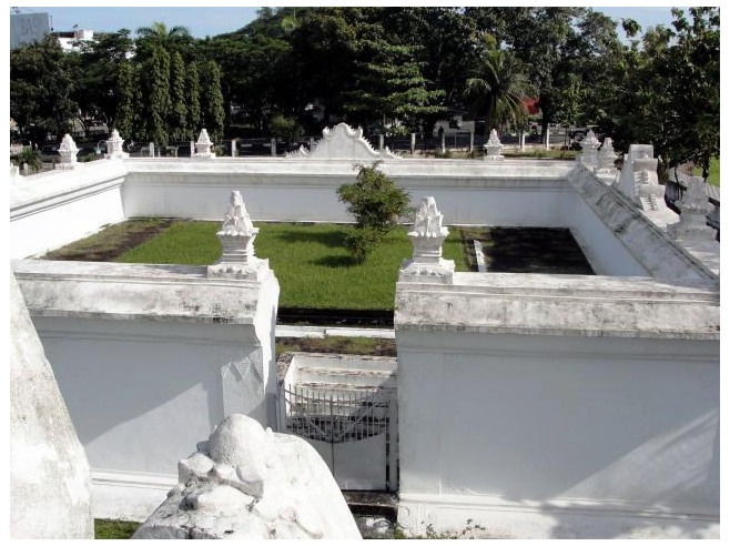 Tak jauh dari lokasi ini terdapat makam Sultan Iskandar Tsani, menantu Sultan Iskandar Muda (triptrus.com)