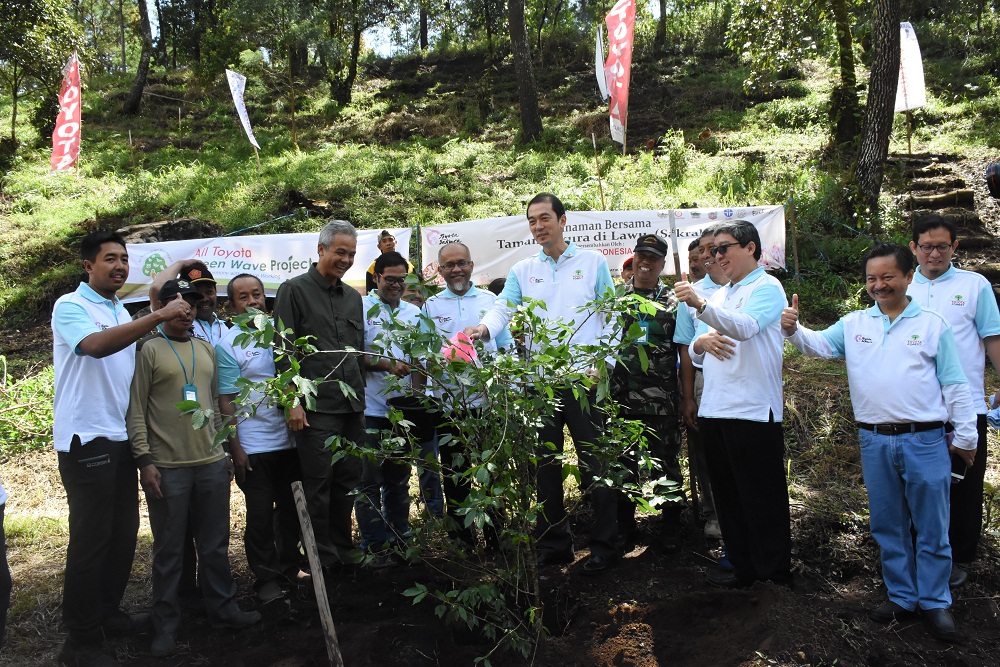 Gubernur Jawa Tengah ketika melakukan penanaman Pohon Sakura (jatengprov.go.id)