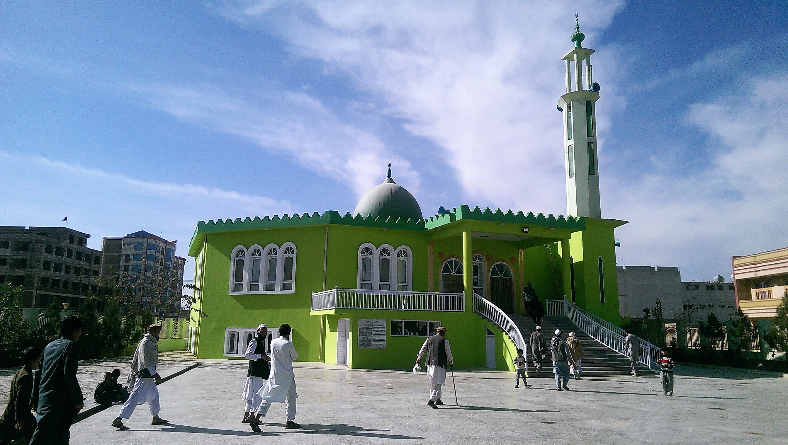 Masjid Assalam yang mampu menampung 2.500 jamaah, menjadi pusat Indonesa Islamic Center (IIC) di Kabul, Afganistan. Di dalam IIC juga segera dibangun klinik kesehatan, perpustakaan, dan guest house untuk masyrakat Afghanistan I Foto: kemlu.go.id