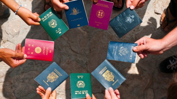 warna sampul paspor di seluruh dunia. foto: traveller.com.au