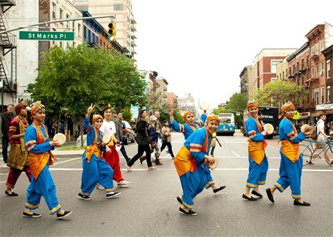 saung budaya dance group. source: saungbudaya.com