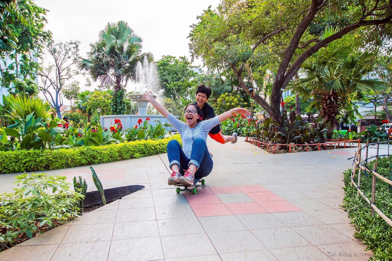  Salah satu taman di Surabaya menjadi wahana bermain yang ramah anak serta cocok untuk liburan keluarga | Sumber LensaIndonesia.com 