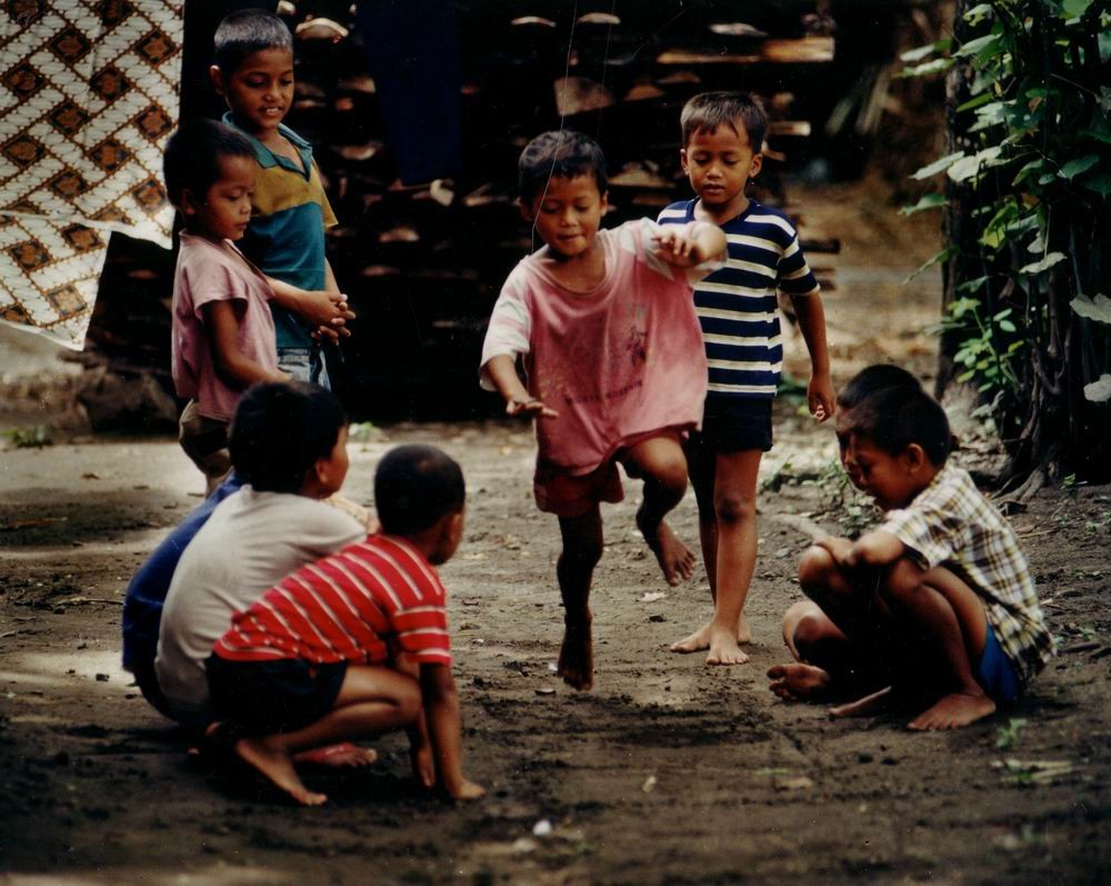 Congklak sangat baik untuk media belajar anak-anak | Foto : Good News From Indonesia