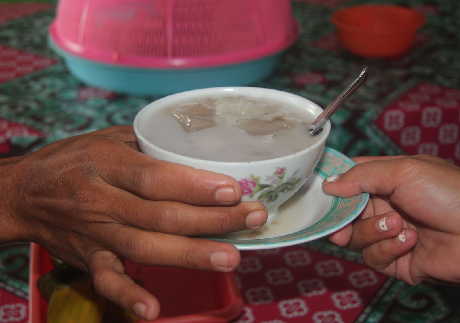 Cara penyajian dengan hanya mengambil mangkuk juga bertujuan untuk menghormati penjual Dawet Jabung yang mayoritas adalah perempuan. | Sumber infomadiunraya.com