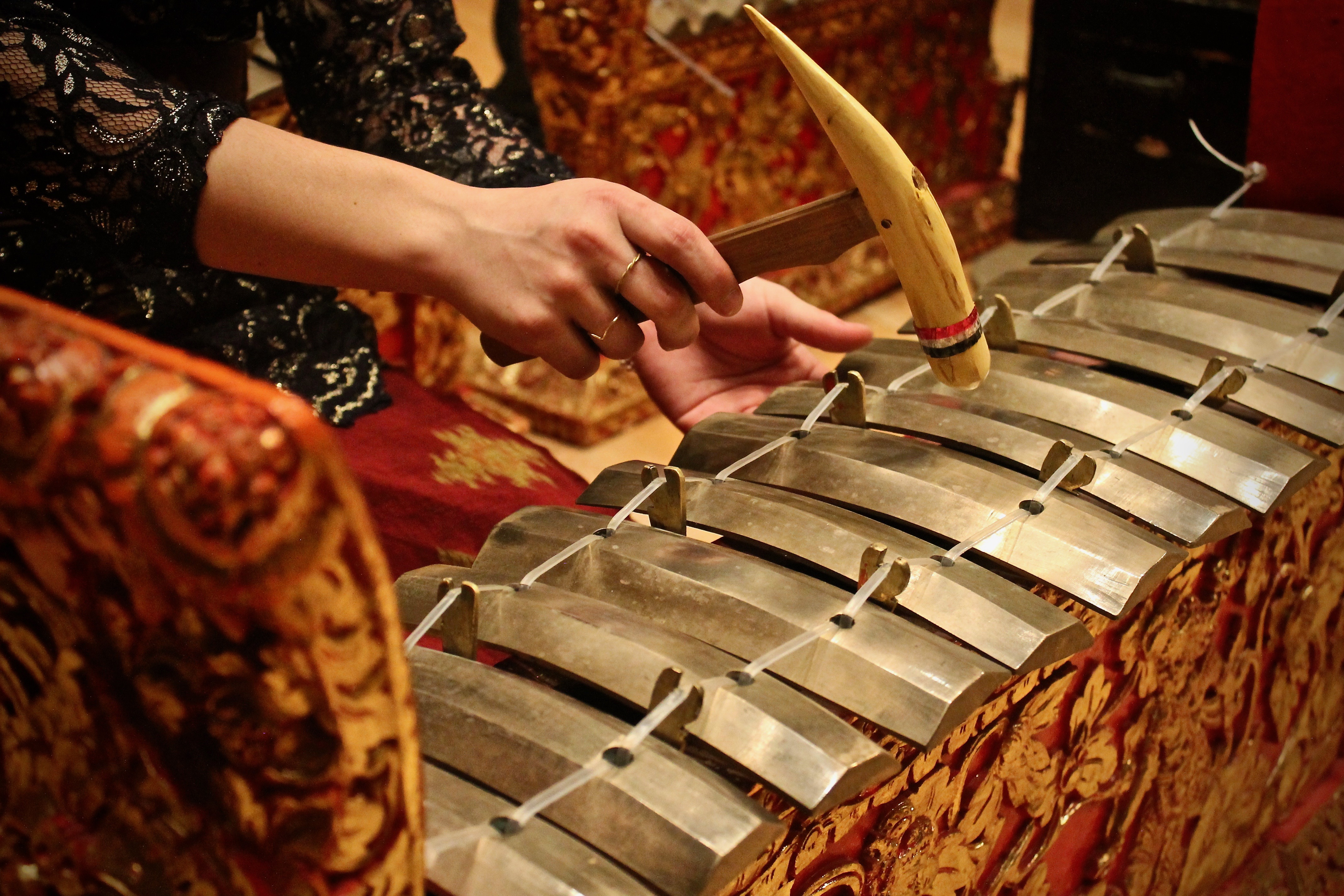 Gambar di atas adalah alat musik Gambang bagian dari gamelan. Gambang memiliki bentuk yang mirip dengan Rindik. | Foto : ciams.ca