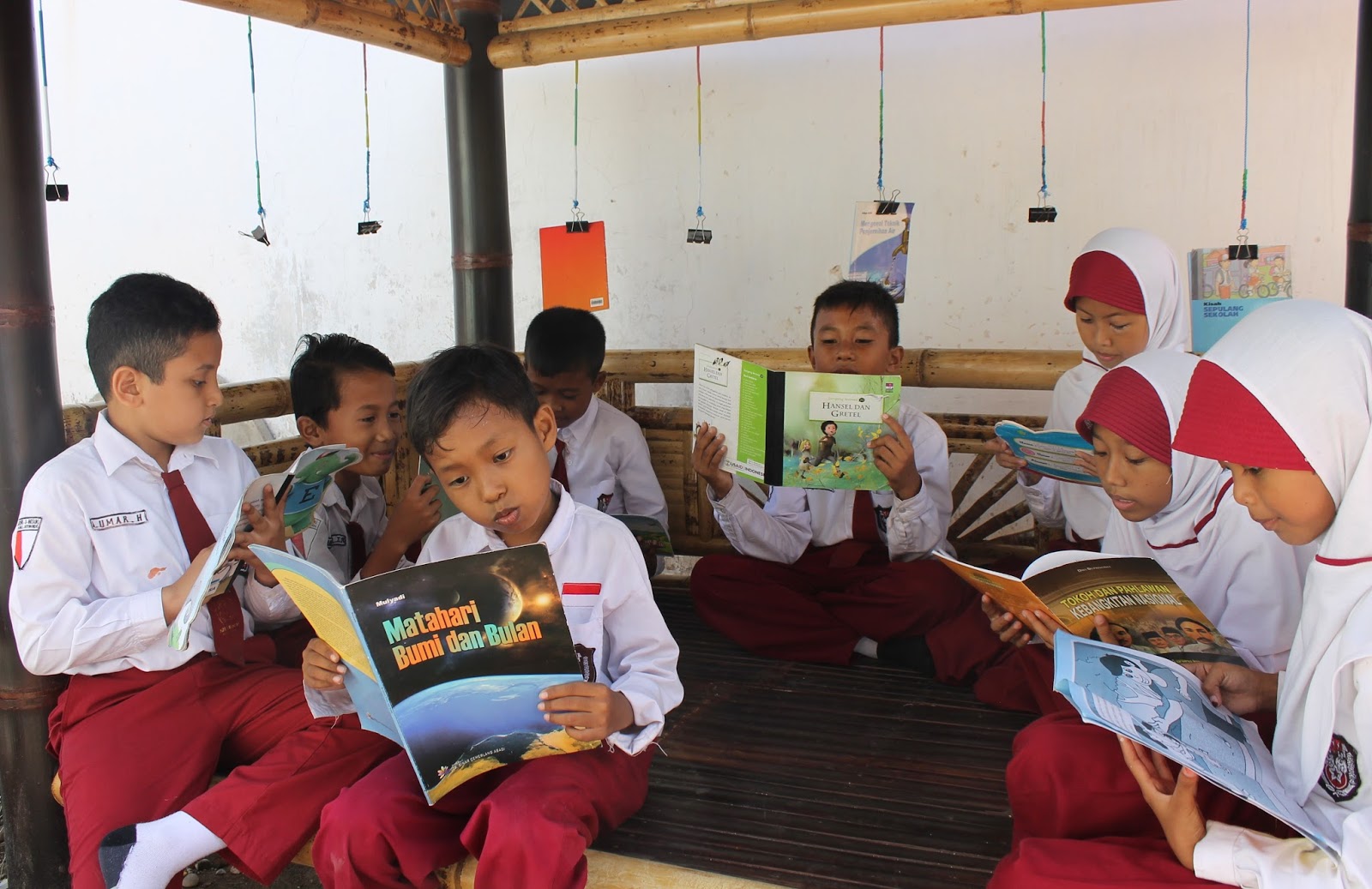Budaya membaca sebelum masuk kelas sudah mulai digalakkan di berbagai sekolah. Hal tersebut bertujuan untuk meningkatkan minat baca siswa dan menambah wawasan | Sumber hipwee