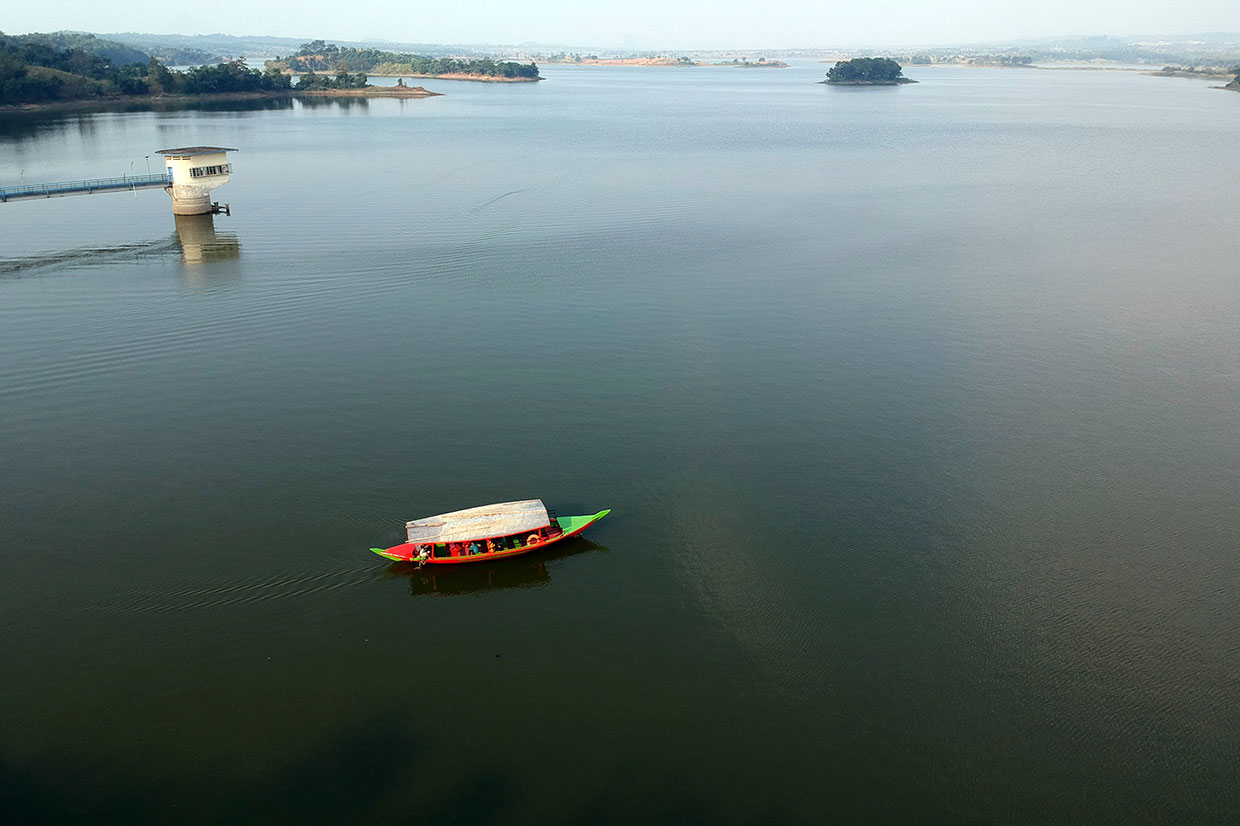 Pengunjung dapat menyewa perahu untuk dapat menikmati indahnya berkeliling di perairan Waduk Cacaban. | Sumber Medcom.id