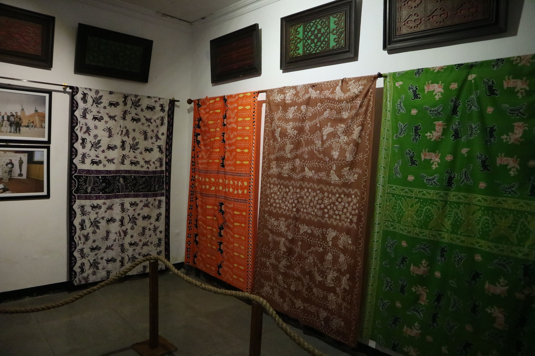 Beberapa contoh motif Batik Tutur yang ada di Kebun Kopi Karanganjar. | Sumber Jatim Fokus