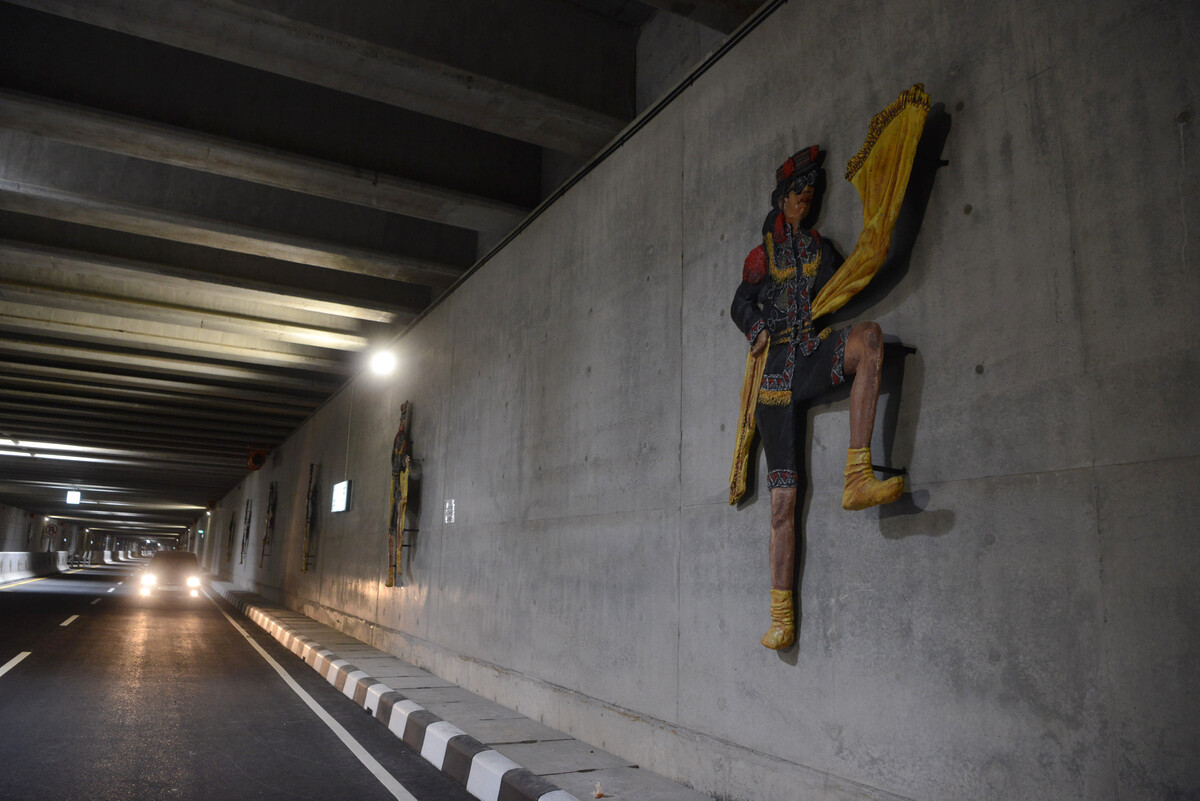 Ornamen yang terdapat di dalam jalan bawah tanah YIA | Foto : Kompas.id