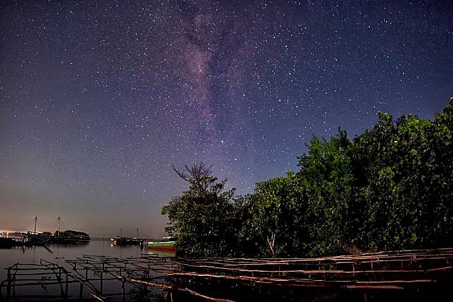 Stargazing dari pulau Belitung | Foto : LINE