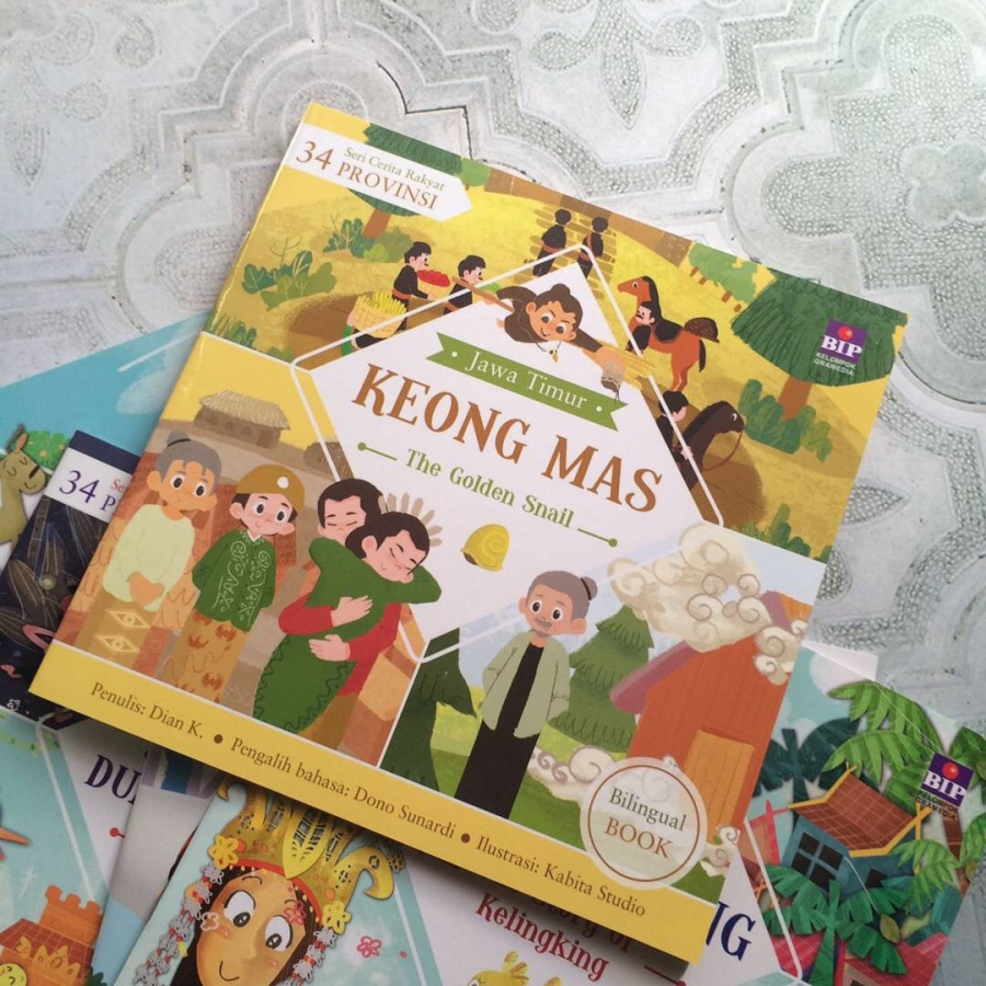 Keong Mas dalam buku cerita | Foto : ibubinangkit.wordpress.com