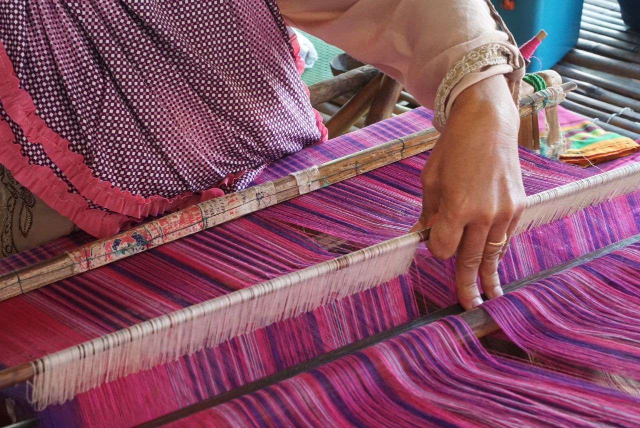 Pembuatan kain tenun khas Buton | Foto : atemalem.com