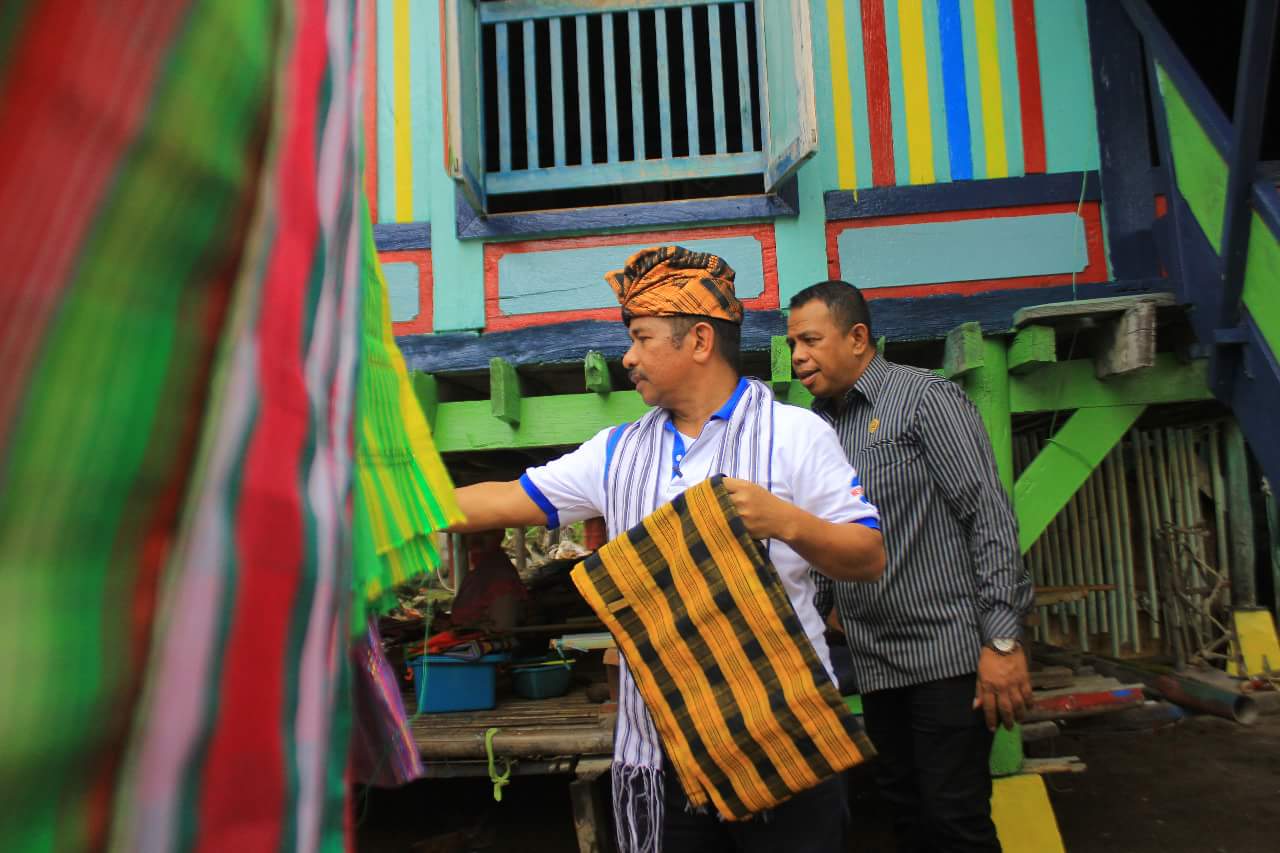 Warna-warni rumah penduduk Sulaa dari perusahaan cat PT Pacific Paint Colouring Glotex melalui dana CSR | Foto : INILAHSULTRA.COM