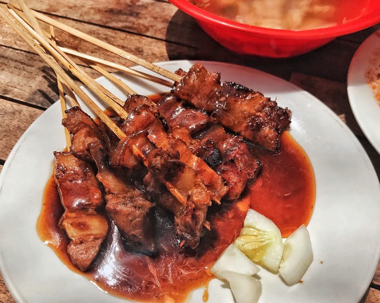Sate Plecing memiliki cita rasa pedas | Foto : Facts of Indonesia
