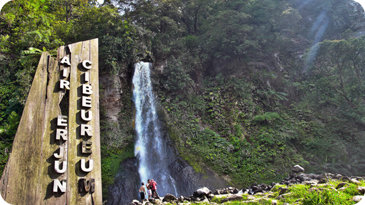 Curug Cibeureum berada di dalam kawasan Taman Nasional Guung Gede Pangrango | Foto : Savana Camp