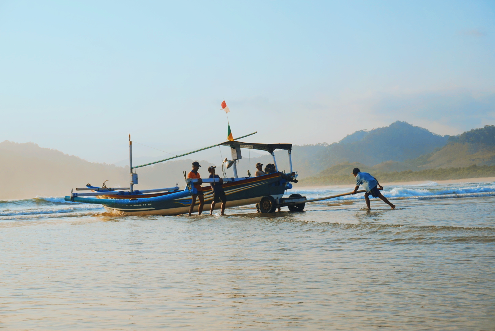 Masih banyak nelayan lokal yang berlayar dari Pantai Pulau Merah