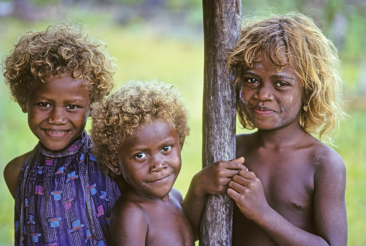 Anak-anak Solomon Islands yang ceria (foto: mudgeediveandtravel.com)
